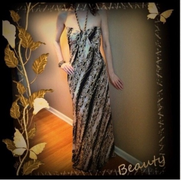 𝅺GORGEOUS! Maxi-Dress w/chain. Price Firm - Picture 2 of 4